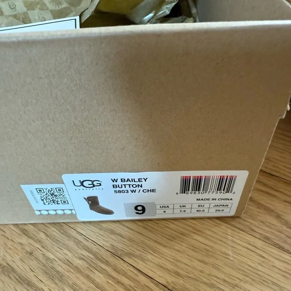 Ugg Bailey Button size 9 - Picture 5 of 8